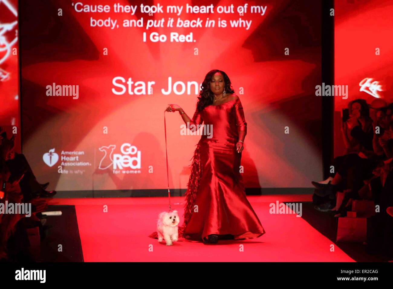 Star Jones indossa B Michael America di andare in rosso per Women-The cuore verità abito rosso a raccolta Mercedes-Benz della settimana della moda. Foto Stock