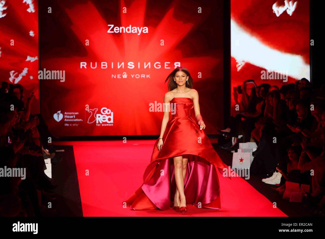Zendaya indossa Rubinsinger ad andare in rosso per Women-The cuore verità abito rosso a raccolta Mercedes-Benz della settimana della moda. Foto Stock