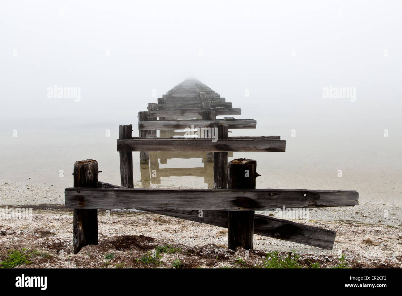Abbandonato il molo di legno scomparendo nella nebbia per via navigabile. Foto Stock