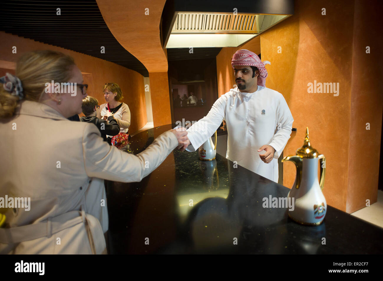Italia Milano Expo 2015 Pavilion Emirati arabi uniti, offrendo tè per gli ospiti Foto Stock