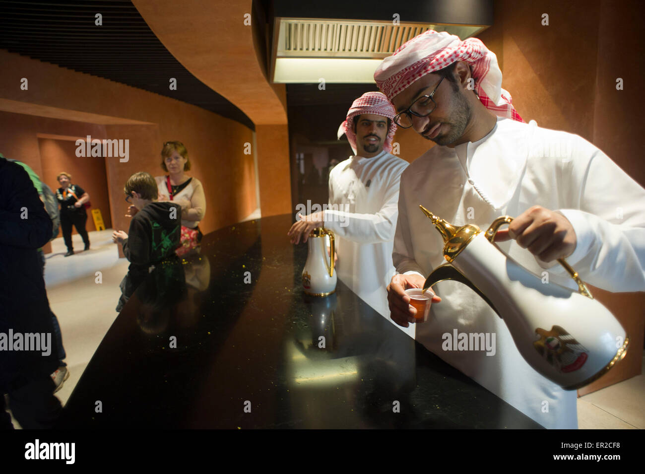 Italia Milano Expo 2015 Pavilion Emirati arabi uniti, offrendo tè per gli ospiti Foto Stock