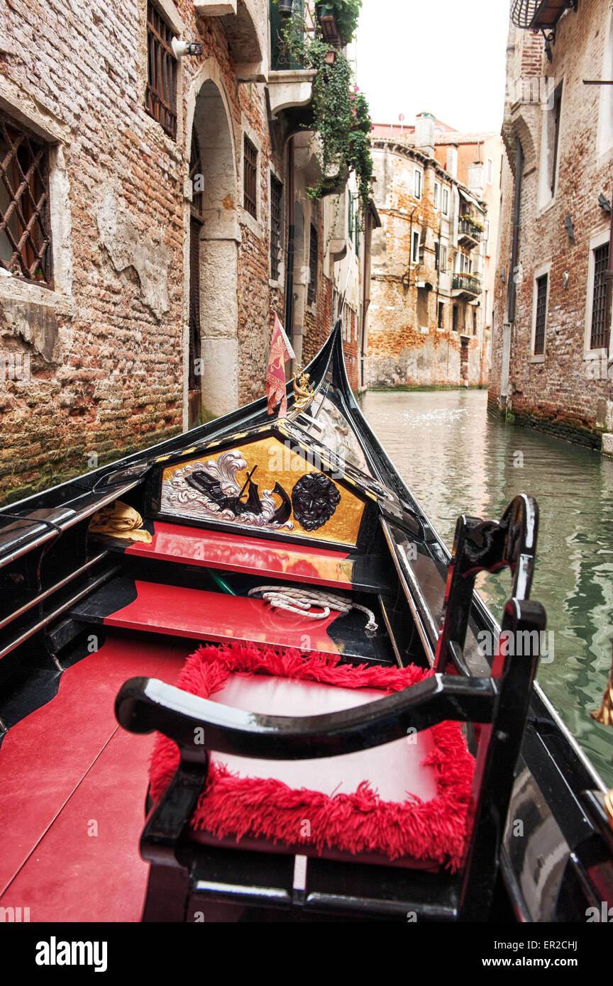 Un tour in una gondola veneziana attraverso i canali della città storica di Venezia, Italia Foto Stock