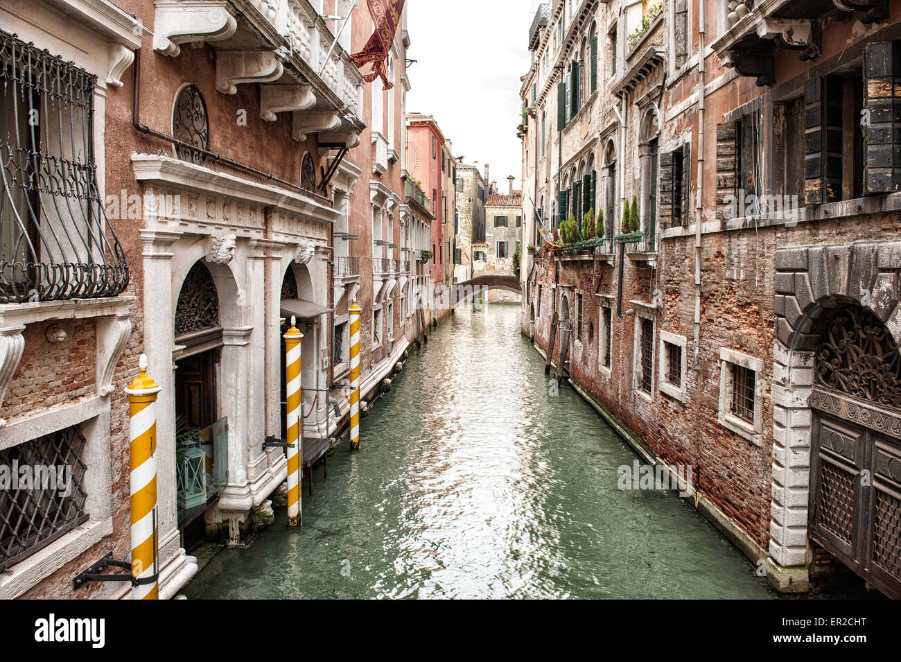 Stretto canale foderato con edifici bassi, iconico Canal in scena a Venezia, Italia Foto Stock