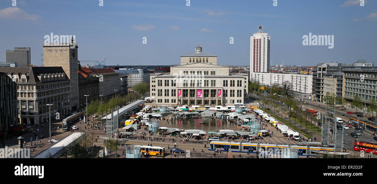 Vista di Augustusplatz (lit. Piazza Augusto) di Lipsia, in Germania, durante il mercato settimanale, fotografato il 24 aprile 2015. Foto: Jan Woitas/dpa Foto Stock