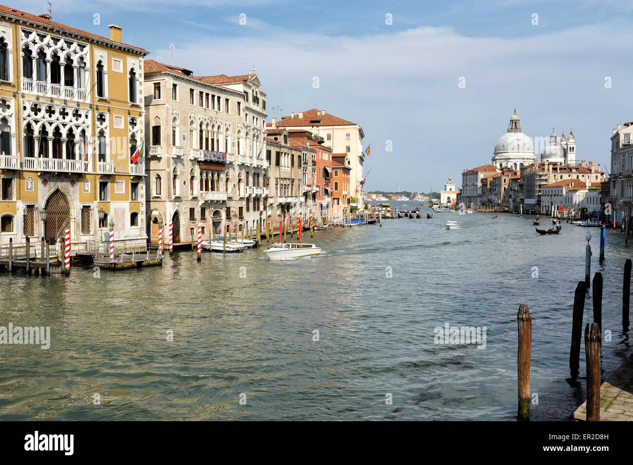 Vista del Canal Grande di Venezia dal ponte dell'Accademia guardando verso il St Marks Basin e Basilica de Santa Maria Foto Stock