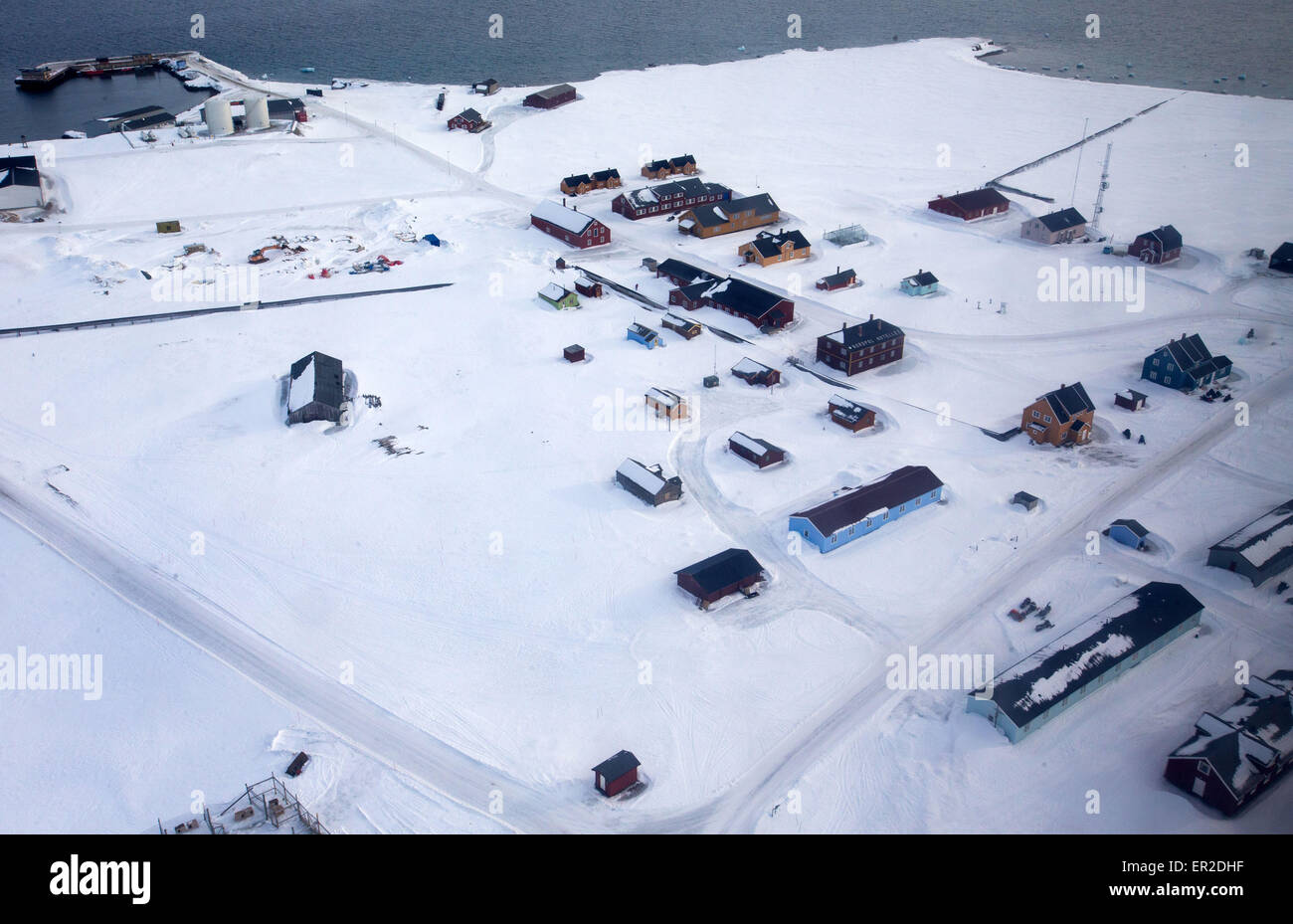 Una veduta aerea sparato da un aereo della stazione di ricerca Kings Bay in Ny-Alesund sull isola Spitsbergen, Norvegia, 10 aprile 2015. Arctic stazioni di ricerca della Norvegia, Germania, Francia e Cina presidiata durante tutto l'anno sono attualmente operative sui terreni della ex sito minerario sull'arcipelago delle Svalbard. L'Italia, Gran Bretagna e Giappone mantenere stazioni di ricerca per periodi di tempo limitati. Scienziati provenienti da Spagna e i Paesi Bassi utilizzano alcuni piccoli edifici. Il mantenuto congiuntamente le infrastrutture di Kings Bay con le sue marine nei laboratori di ricerca, Caff, strutture portuali e worksho Foto Stock