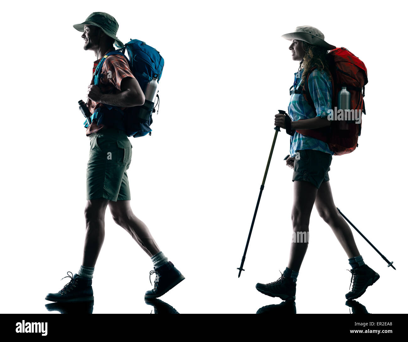 Una coppia caucasica trekker trekking a piedi nella natura silhouette isolati su sfondo bianco Foto Stock