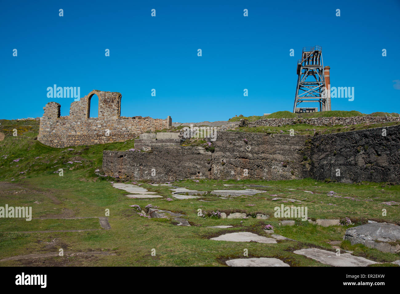 Miniera di Botallack Cornwall. Il muro è stato parte della casa di potere e il copricapo date è obove Allens albero. Foto Stock