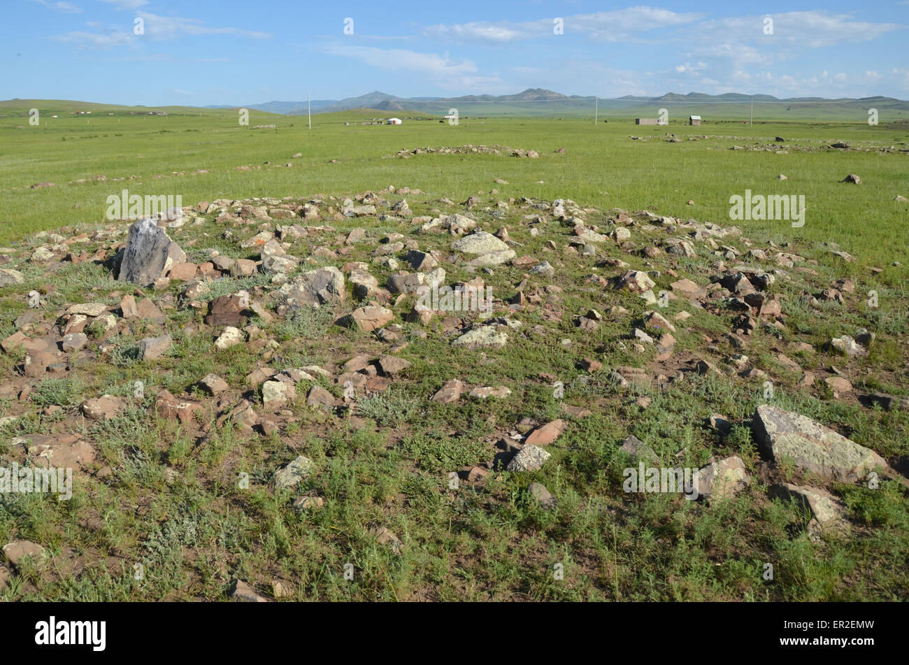 Tumuli nel villaggio di Orkhon, provincia Bulgan, Mongolia. Pietre di cervo sono monumenti antic. Foto Stock