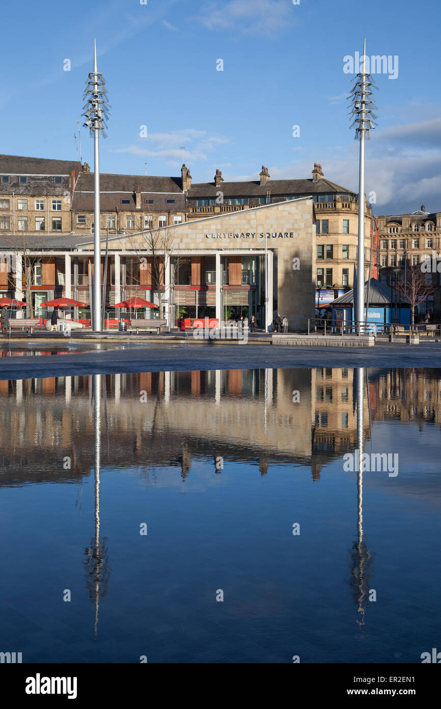 Una vista di tutta la città di Bradford del parco Piscina a Specchio verso Nando's. Foto Stock