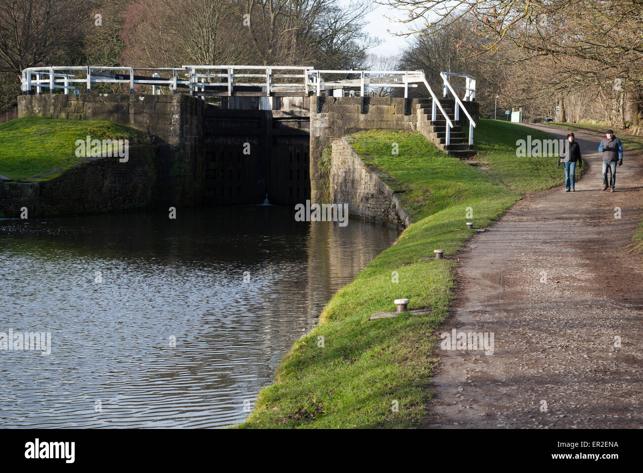 Una vista del canale Leeds-Liverpool vicino a Bingley, Inghilterra. Foto Stock