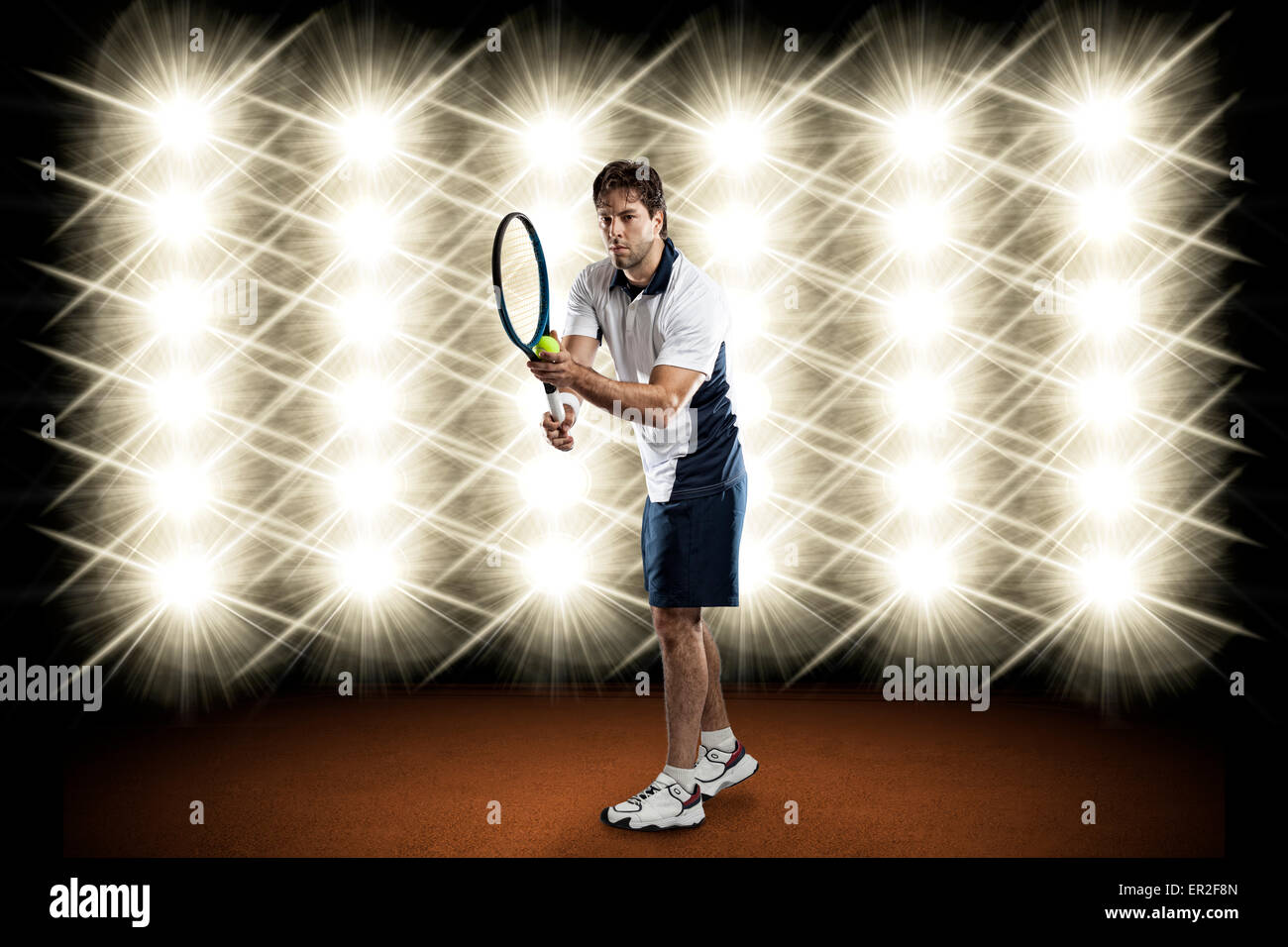 Giocatore di tennis giocando nella parte anteriore delle luci. Foto Stock