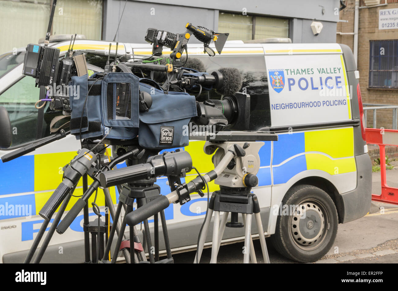 Didcot, Regno Unito. 25 Maggio, 2015. Il cordone di polizia sulla scena di un triplo omicidio al Vicarage Road, Didcot, Oxfordshire, Regno Unito 17.21 ore su 25 maggio 2015. Credito: Michael Winters/Alamy Live News Foto Stock