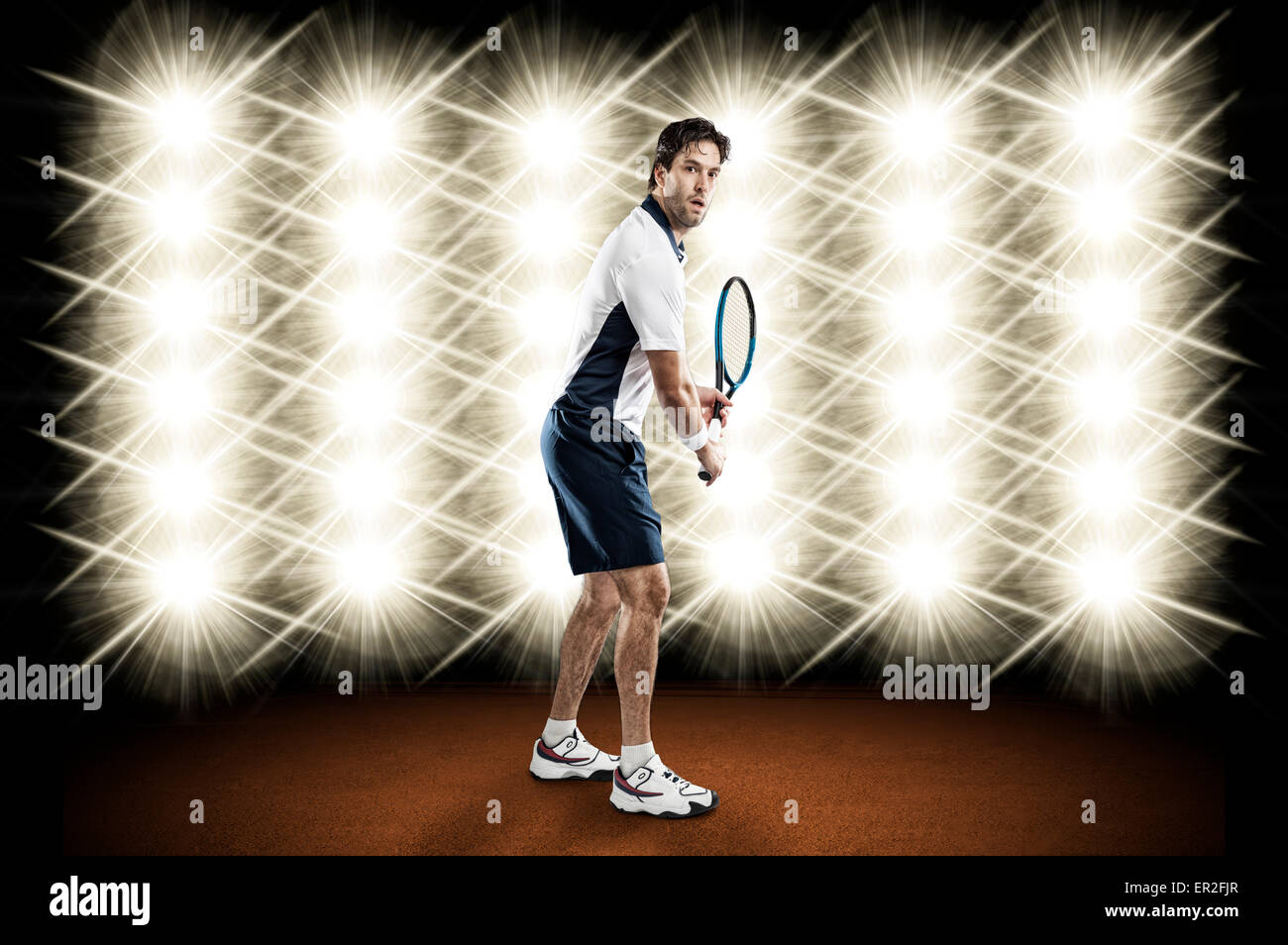 Giocatore di tennis giocando nella parte anteriore delle luci. Foto Stock