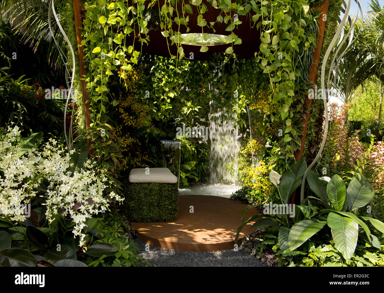 La bellezza nascosta del giardino al Kranji da Esmond Paesaggio e Uniseal della RHS Chelsea Flower Show 2015. Foto Stock
