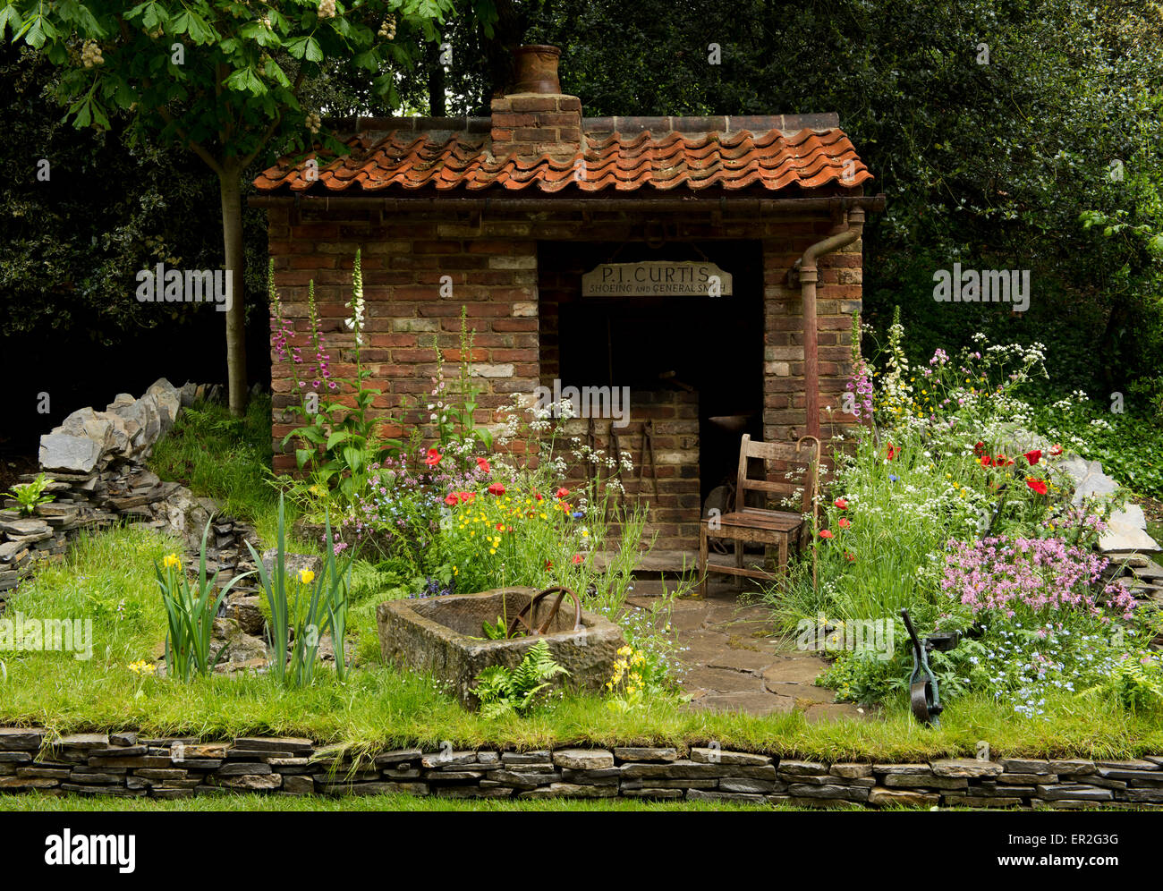 La Forgia Vecchia per neuroni motore associazione malattia, un artigiano giardino al Chelsea Flower Show Foto Stock
