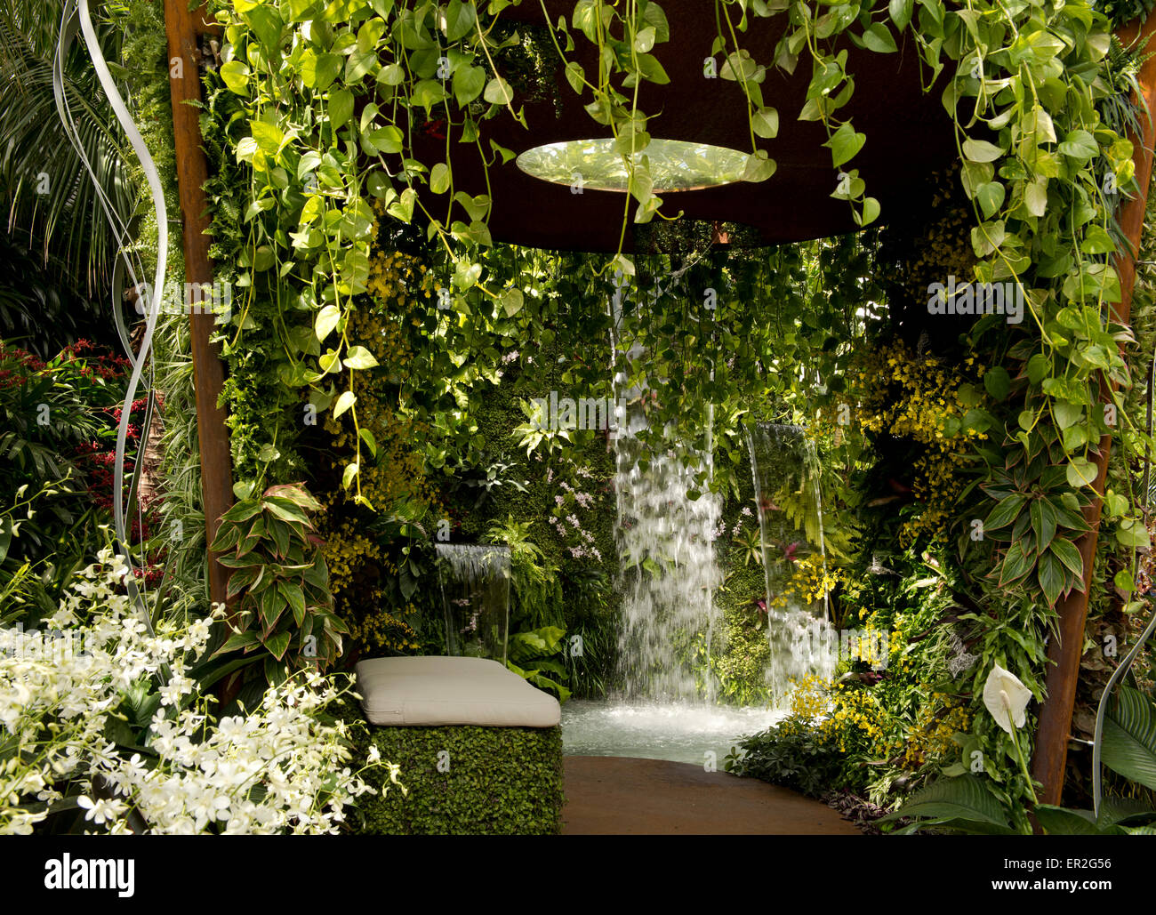 La bellezza nascosta del giardino al Kranji da Esmond Paesaggio e Uniseal della RHS Chelsea Flower Show 2015. Foto Stock