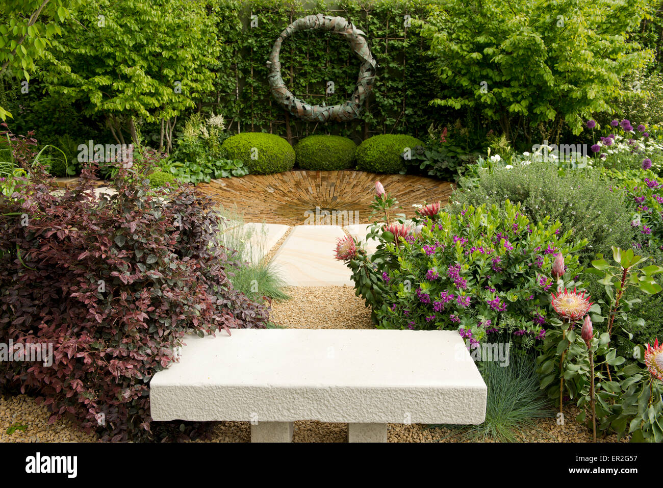 Il tempo tra un giardino ideato da Charlie Albone della RHS Chelsea Flower Show, 2015, London, Regno Unito Foto Stock