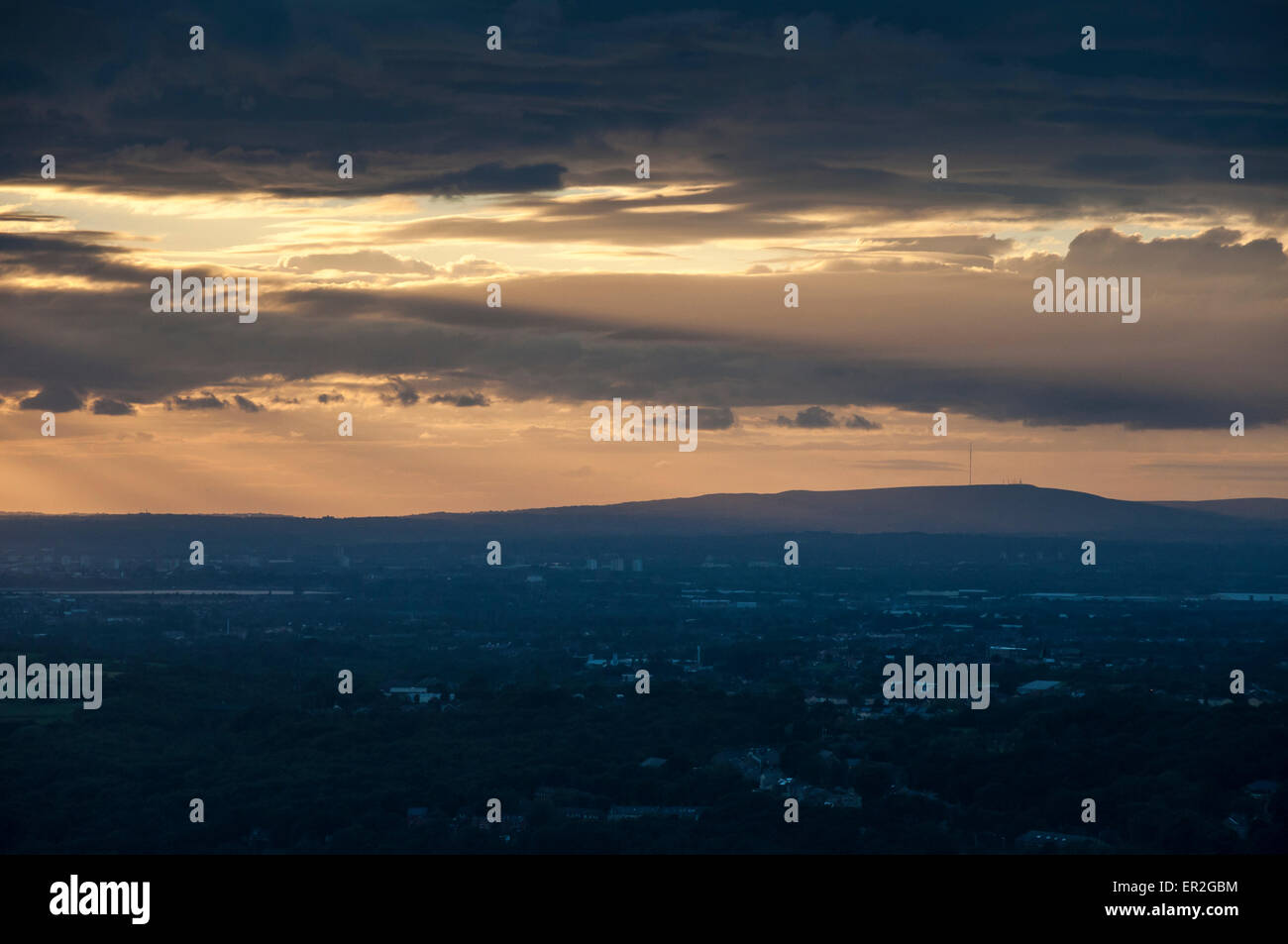 Tramonto spettacolare sulla città di Manchester come si vede dalle colline del nord Derbyshire. Foto Stock