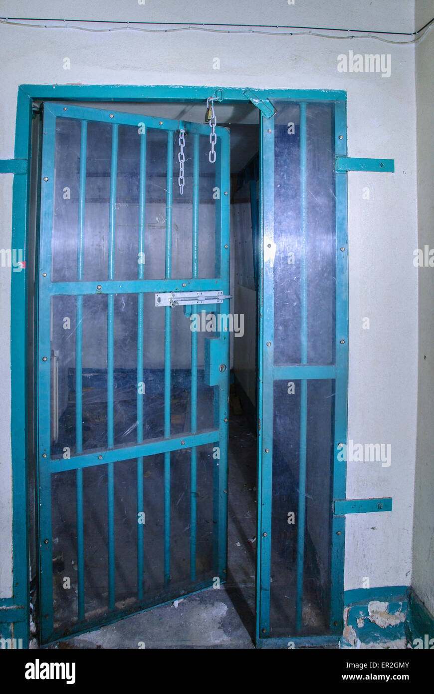 Blue porta di metallo, aperta all'interno di una prigione Foto Stock