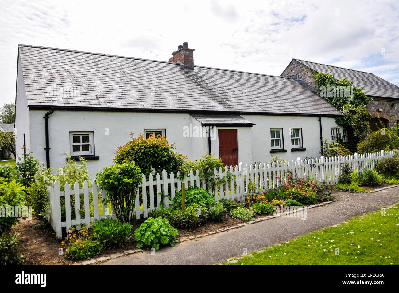 Dipinto di bianco cottage irlandese con white Picket Fence Foto Stock