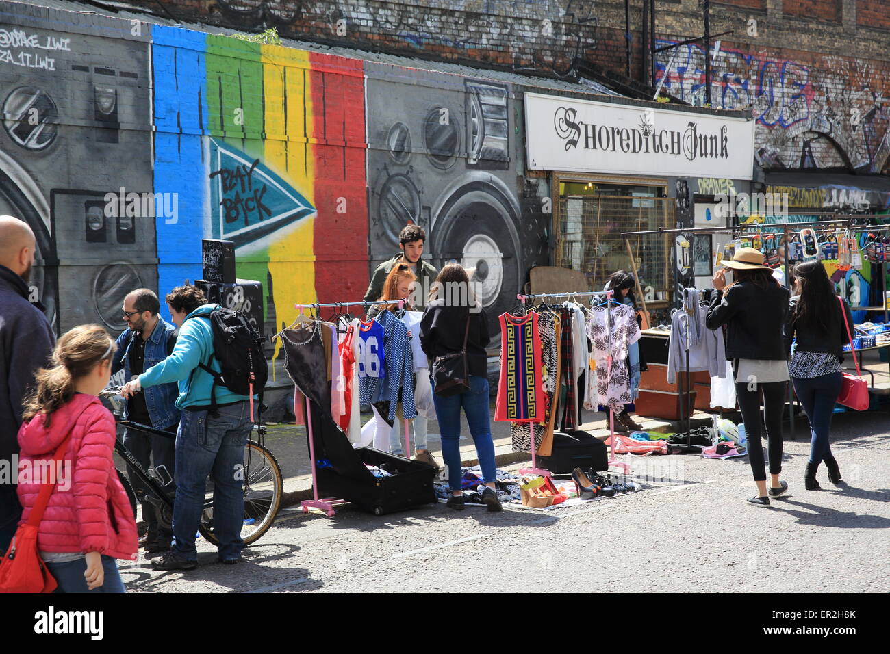 Colorate bancarelle del mercato in Shoreditch, su Sclater Street, nella zona est di Londra, Inghilterra, Regno Unito Foto Stock