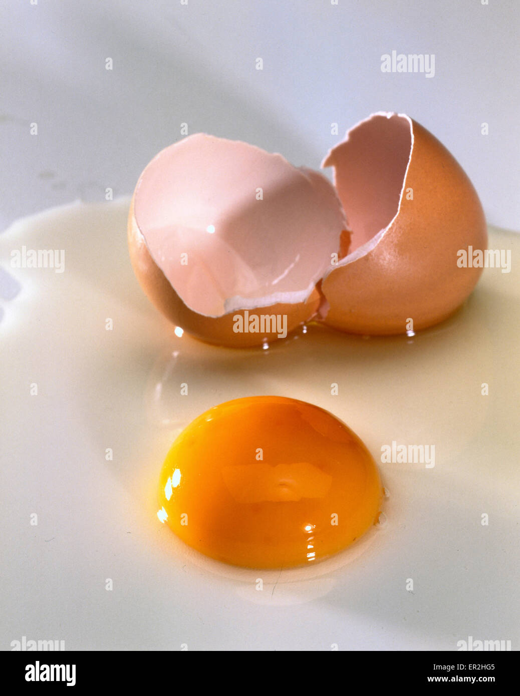 Ein aufgeschlagenes Ei, Eidotter Foto Stock