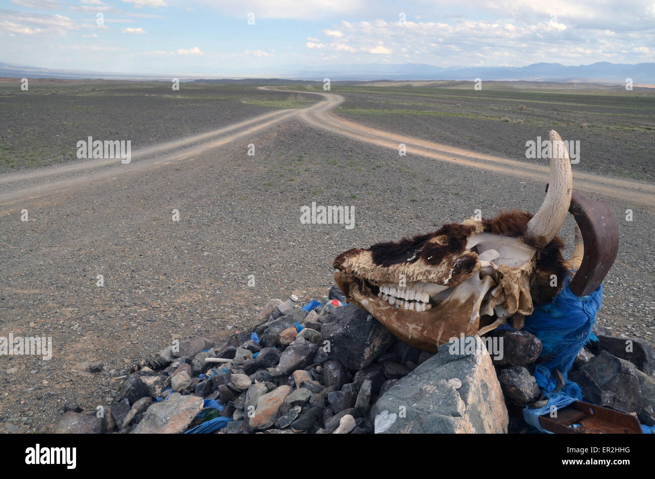 Un tumulo di fronte a un bivio in Mongolia occidentale, Khovd provincia. Foto Stock