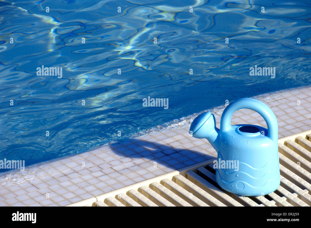 Aussen Piscina Giesskanne Spielzeug Farbe Poolrand Wasser Blau Sommer Urlaub Freizeit Holiday Swimmingpool Konzepte Still Life Foto Stock