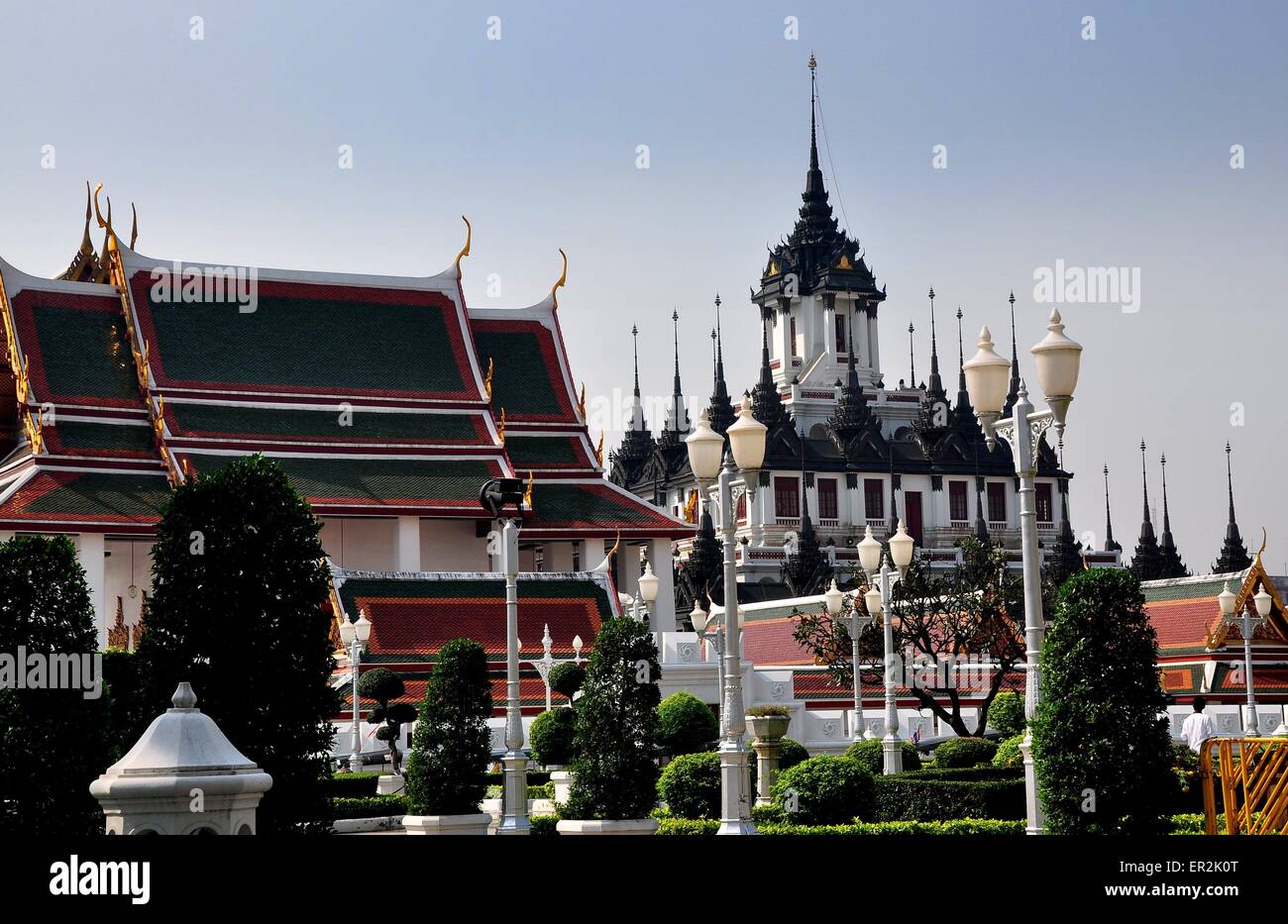 Bangkok, Thailandia: Wat Ratchanadda Ubosot Santuario Hall st sinistra, topiaria da adiacenti giardini e il Loha Prasat Foto Stock