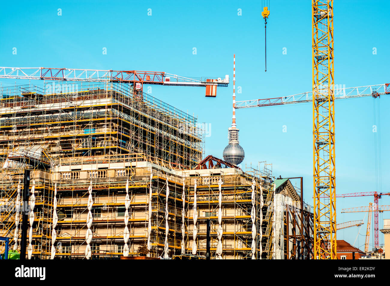 Sito in costruzione e gru. Il nuovo edificio è costruito a Berlino, Germania Foto Stock
