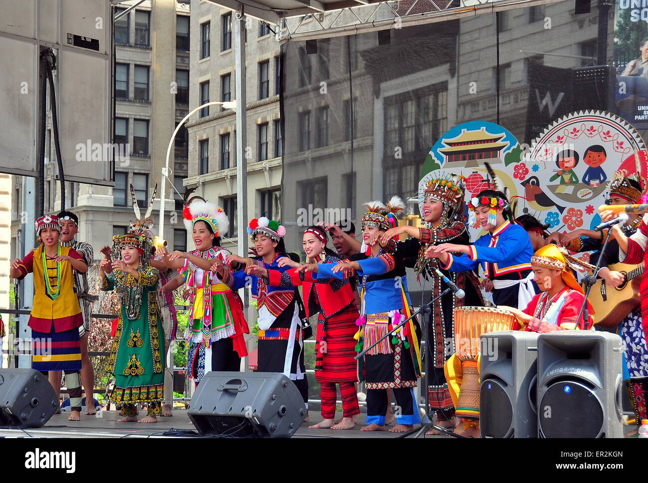 NYC: Nazionale Dong Hwa College universitario di studi indigeni Dance Troupe sul palco presso il passaporto per il Festival di Taiwan Foto Stock