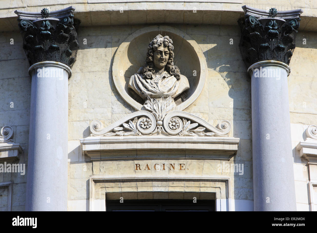 Statua del drammaturgo francese Jean Racine (1639-1699) sulla facciata del Teatro Bourla ad Anversa, in Belgio Foto Stock