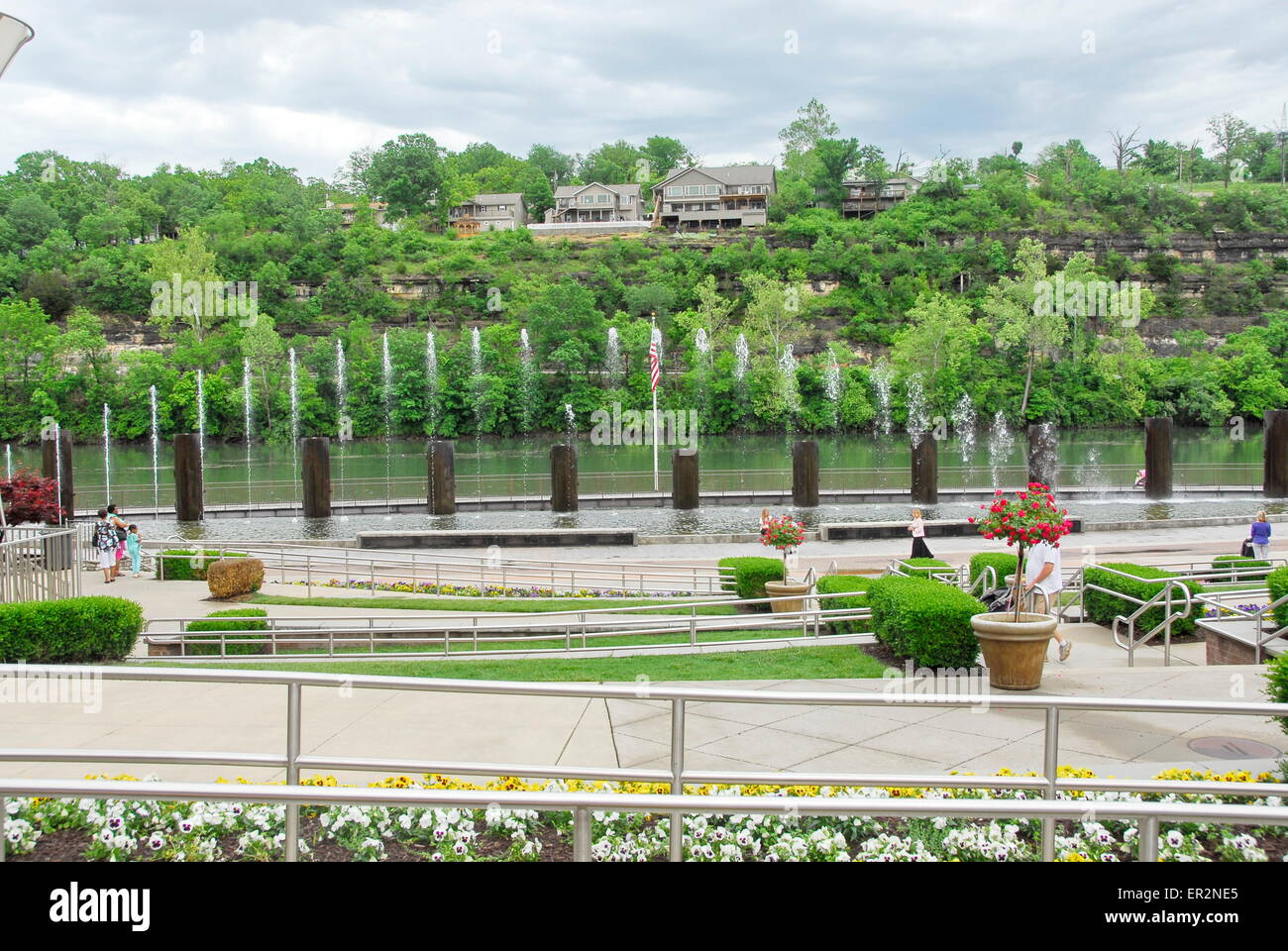 Fontane di fronte Lago Taneycomo di Branson Landing di Branson, Missouri Foto Stock