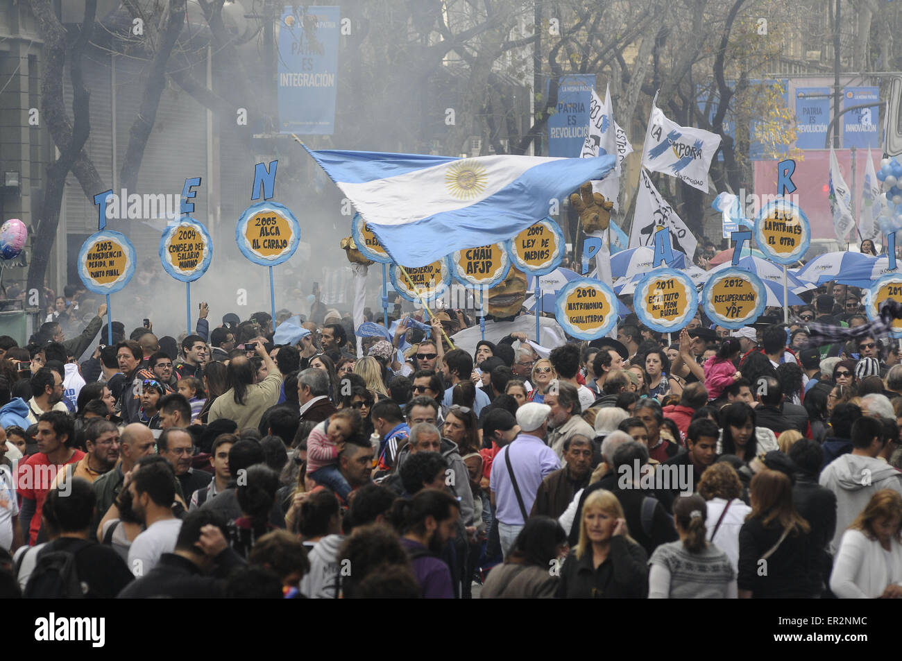 Buenos Aires, Buenos Aires, Argentina. 25 Maggio, 2015. I membri del gruppo politico La Campora approccio la Plaza de Mayo, dove centinaia di migliaia di persone si sono riuniti per commemorare il 205 anniversario della rivoluzione può essere il punto di partenza Argentina di guerra di indipendenza e di ascoltare il Presidente Cristina Fernandez Kirchner il maggio scorso 25 Discorso dopo 8 anni in ufficio. Credito: Patricio Murphy/ZUMA filo/Alamy Live News Foto Stock