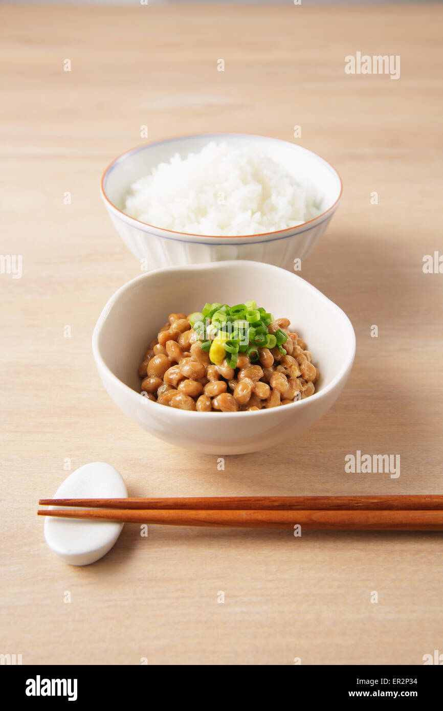 Natto fagioli e ciotola di riso Foto Stock