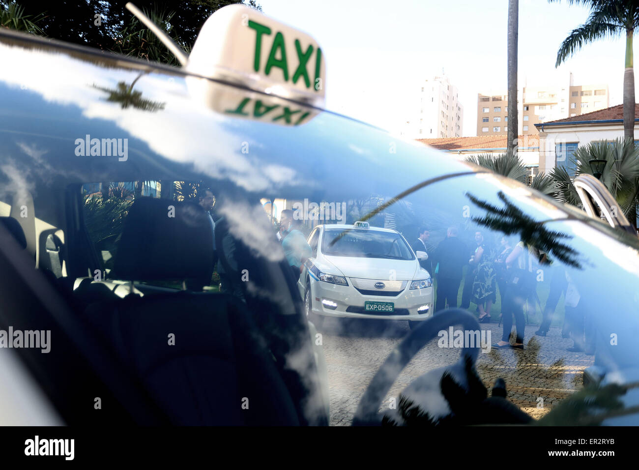 (150526) -- CAMPINAS, 26 maggio 2015 (Xinhua) -- Immagine presa il 22 Maggio 2015 mostra un taxi elettrico prodotto dalla società di veicoli elettrici BYD della Cina, nella città di Campinas, Sao Paulo, Brasile. BYD, un produttore cinese di veicoli elettrici e pannelli solari, contribuirà al verde di Rio de Janeiro i Giochi Olimpici il prossimo anno. "Il Brasile è il secondo più grande mercato degli autobus in tutto il mondo. E noi crediamo in Brasile del potenziale per consolidare la sua posizione come uno dei maggiori mercati per energia pulita", ha detto Adalberto Maluf, direttore del marketing e gli affari governativi per BYD in Brasile. La società è Foto Stock