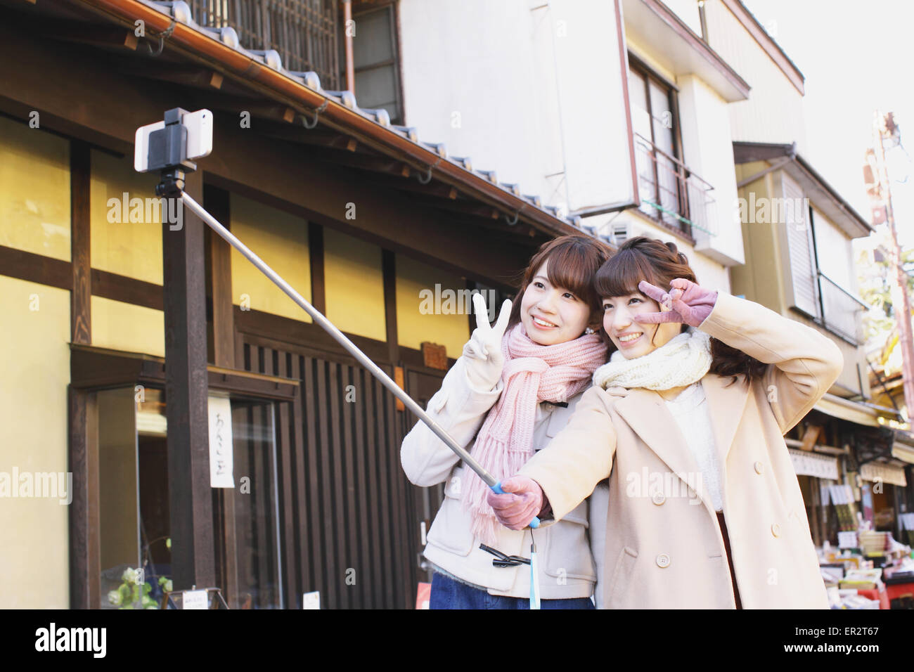 Due giovani donne giapponesi prendendo un selfie in Kawagoe città vecchia, Giappone Foto Stock
