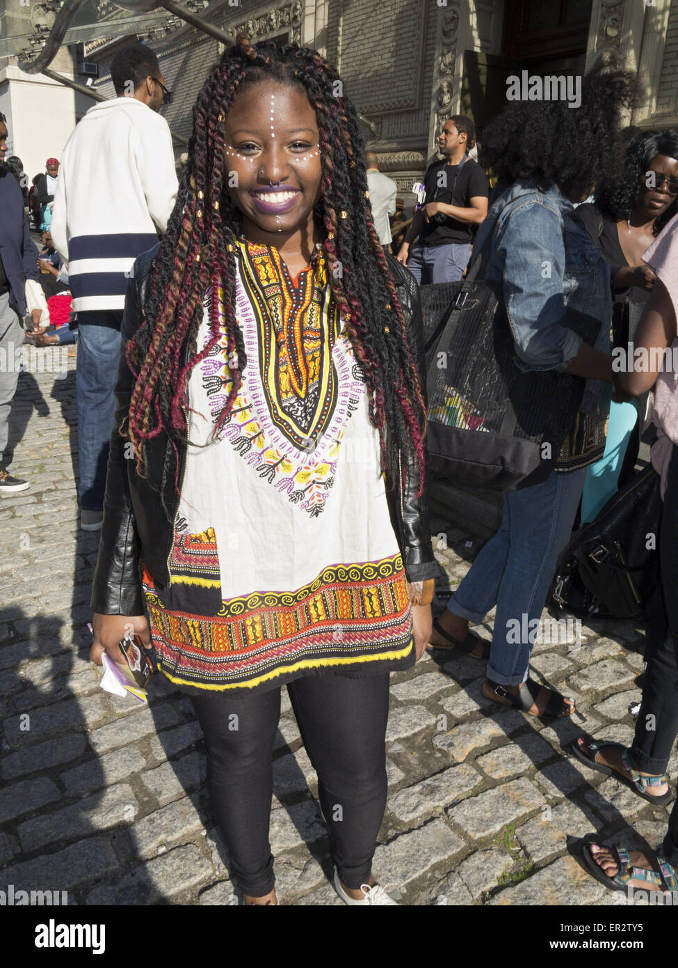 Giovane donna africana di indossare abiti ispirati, capelli e il trucco alla danza in Africa Festival in Ft.Greene a Brooklyn, NY, 2015. Foto Stock