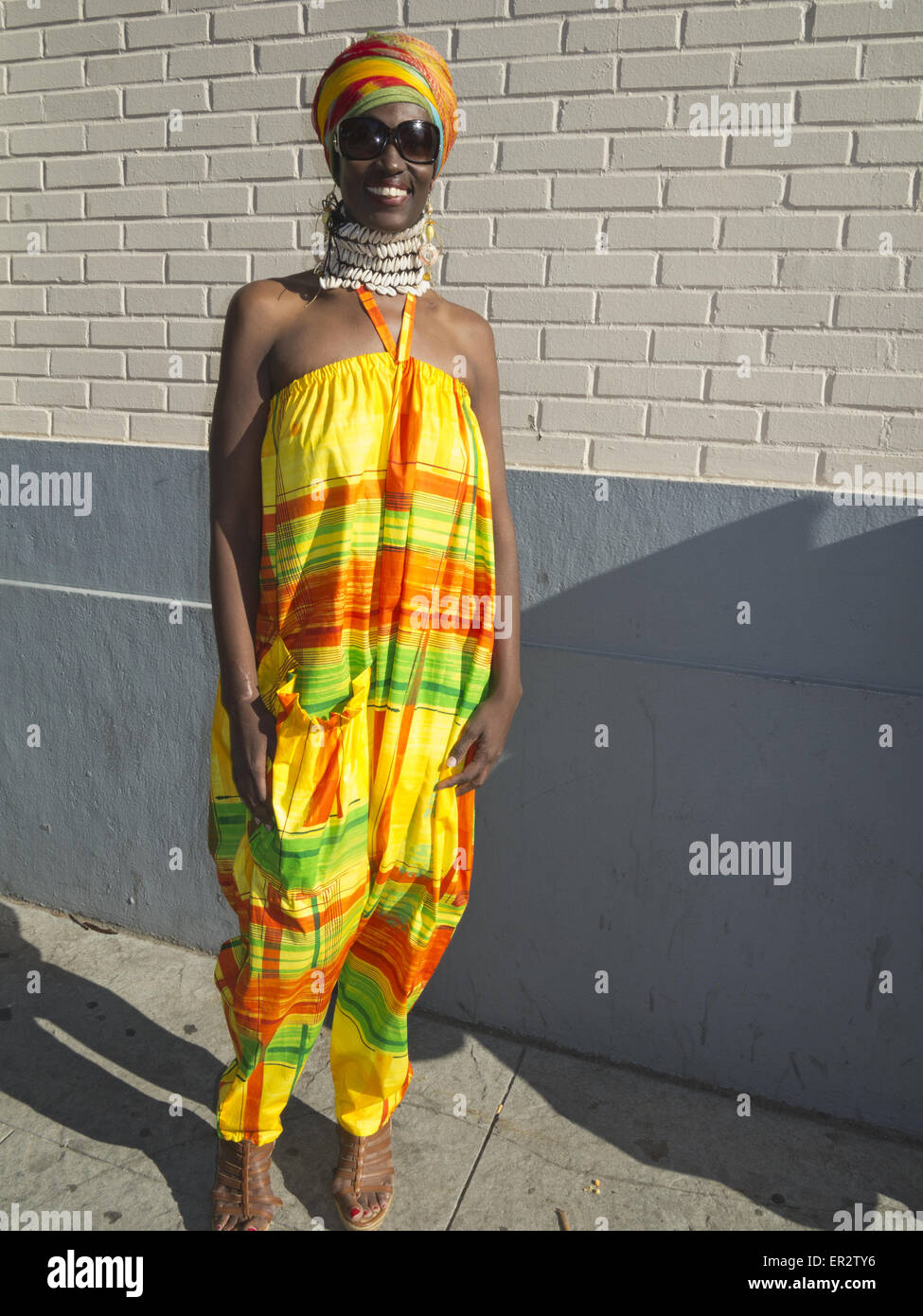 Chic donna che indossa in stile africano abbigliamento e gioielli alla danza in Africa Festival in Fort Greene a Brooklyn, NY, 2015. Foto Stock