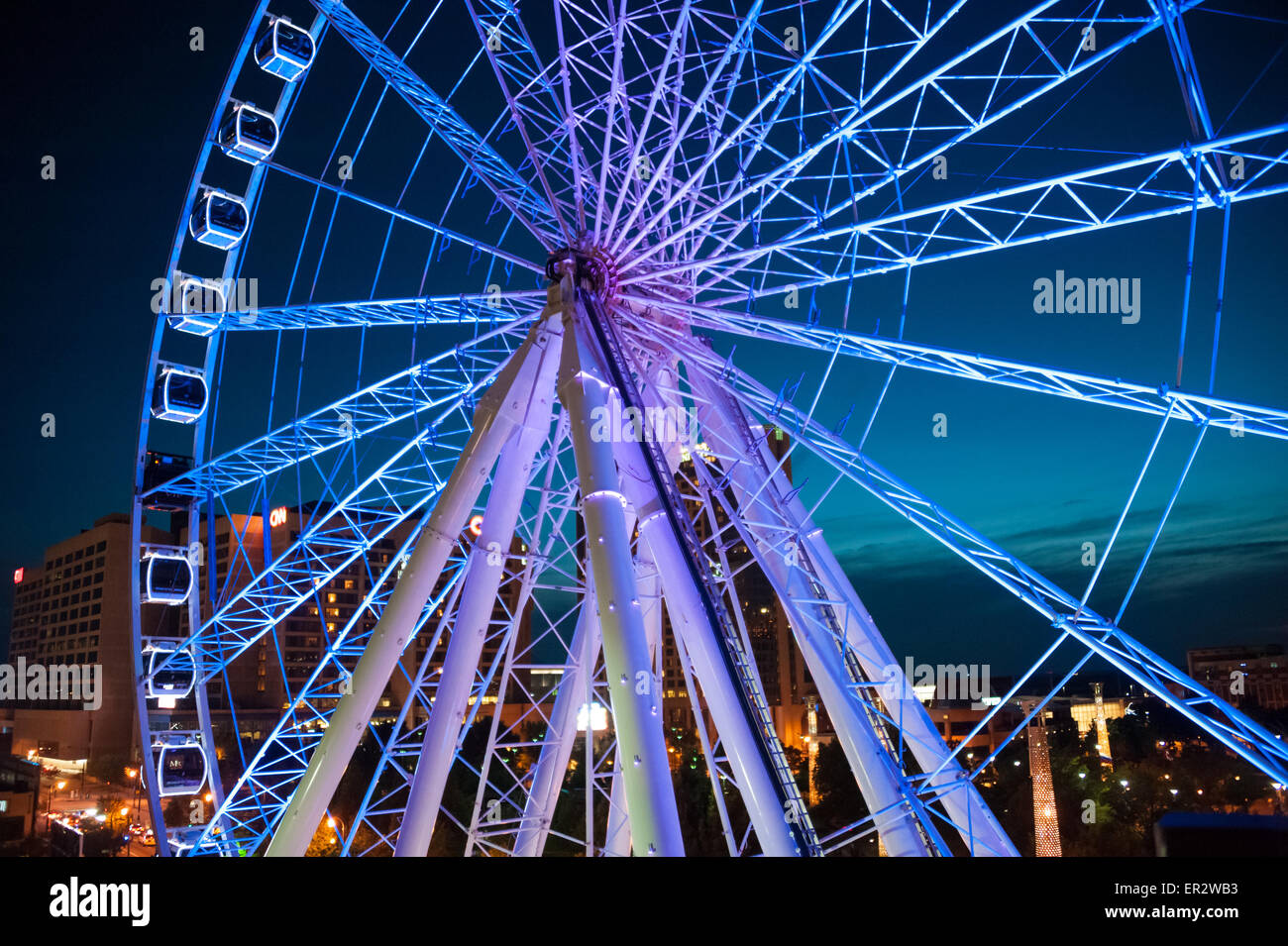 Atlanta, Georgia la vista del cielo ruota panoramica Ferris, Centennial Olympic Park e il Centro CNN. Foto Stock