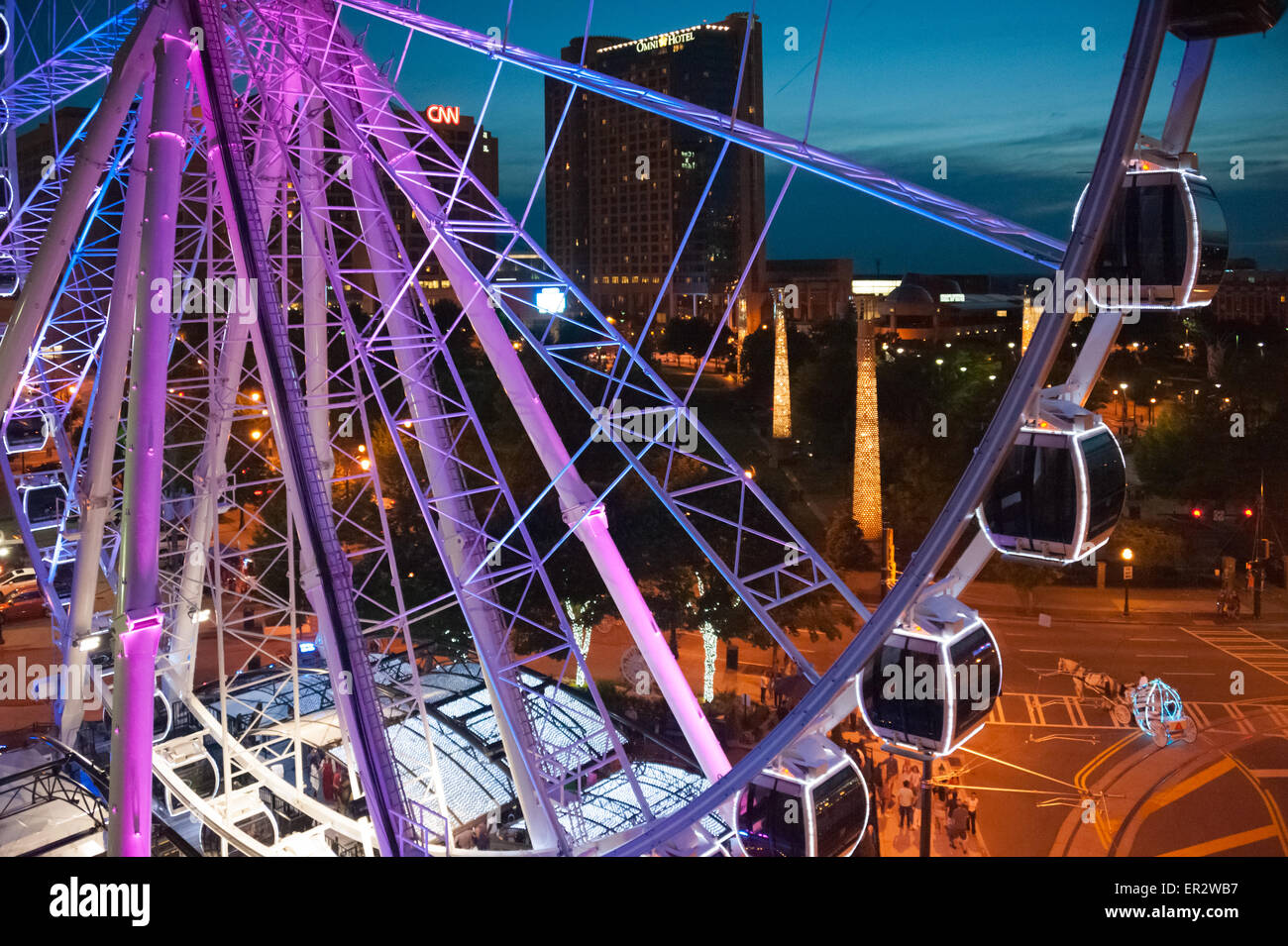 Atlanta, Georgia cityscape con vista del cielo ruota panoramica Ferris, CNN Center Omni Hotel e il Centennial Olympic Park. Stati Uniti d'America. Foto Stock