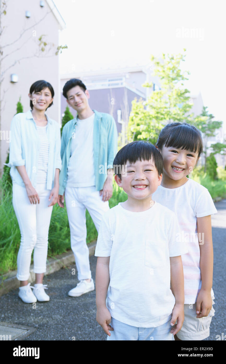 Felice famiglia giapponese in un parco della città Foto Stock