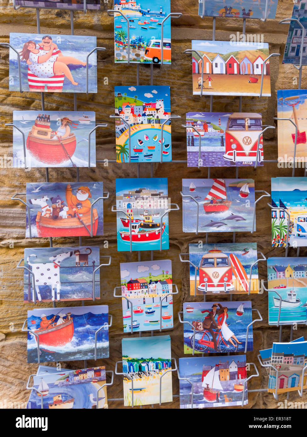 Cartoline di mare per la vendita in un rack al di fuori di un negozio a Whitby, North Yorkshire, Regno Unito Foto Stock