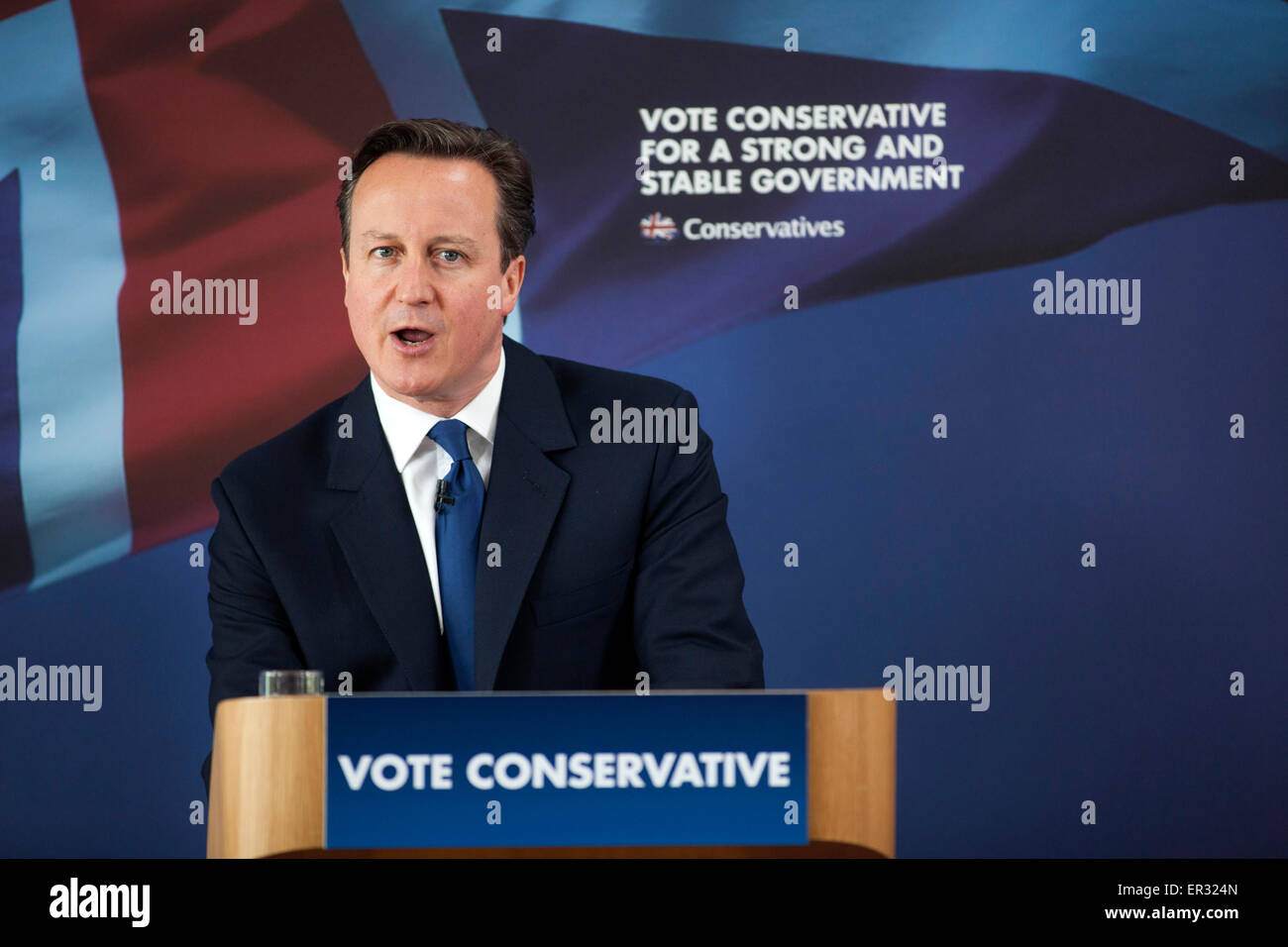 Il Primo Ministro David Cameron in visita a Ambleside Sports Club, Nuneaton a pronunciare un discorso in testa fino al generale Elaection Foto Stock