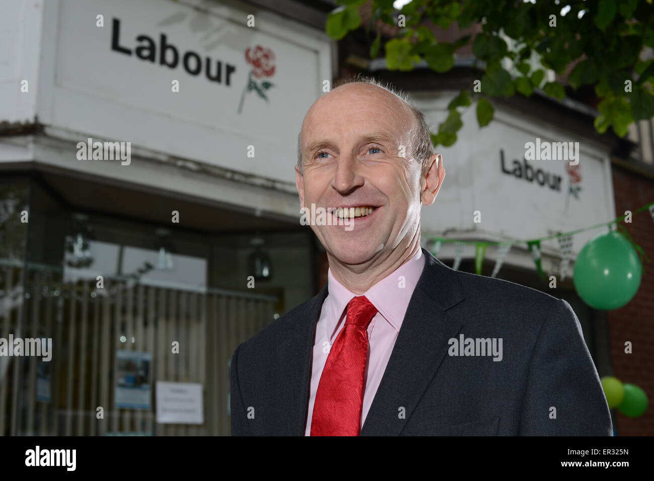 Wentworth & Dearne MP John Healey al di fuori della sua Wath-Upon-ufficio Dearne vicino a Rotherham, Regno Unito. Foto di Scott Bairstow/Alamy Foto Stock