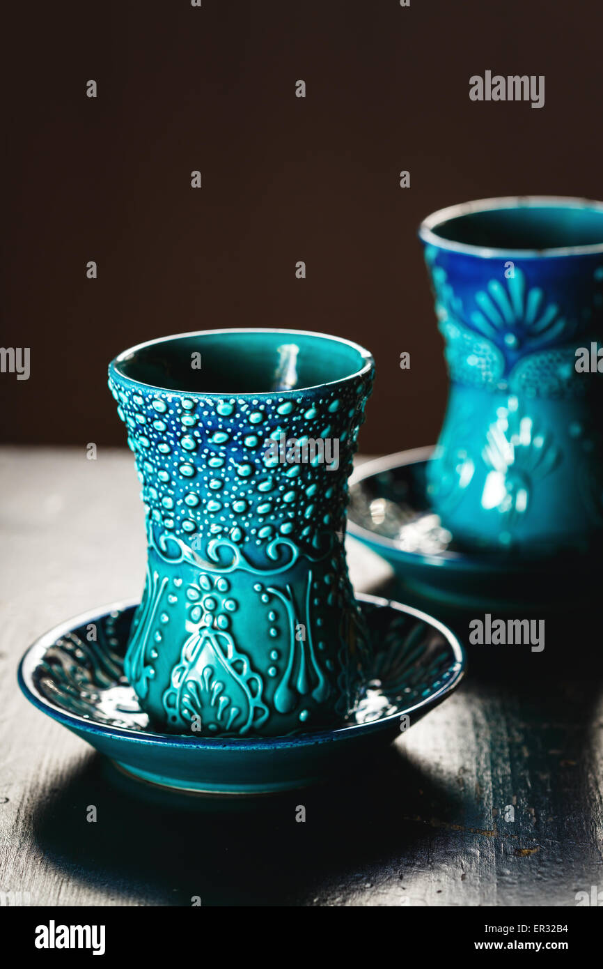 Tradizionale turca bicchieri per il tè o vino caldo sul legno scuro superficie. Messa a fuoco selettiva. Foto Stock