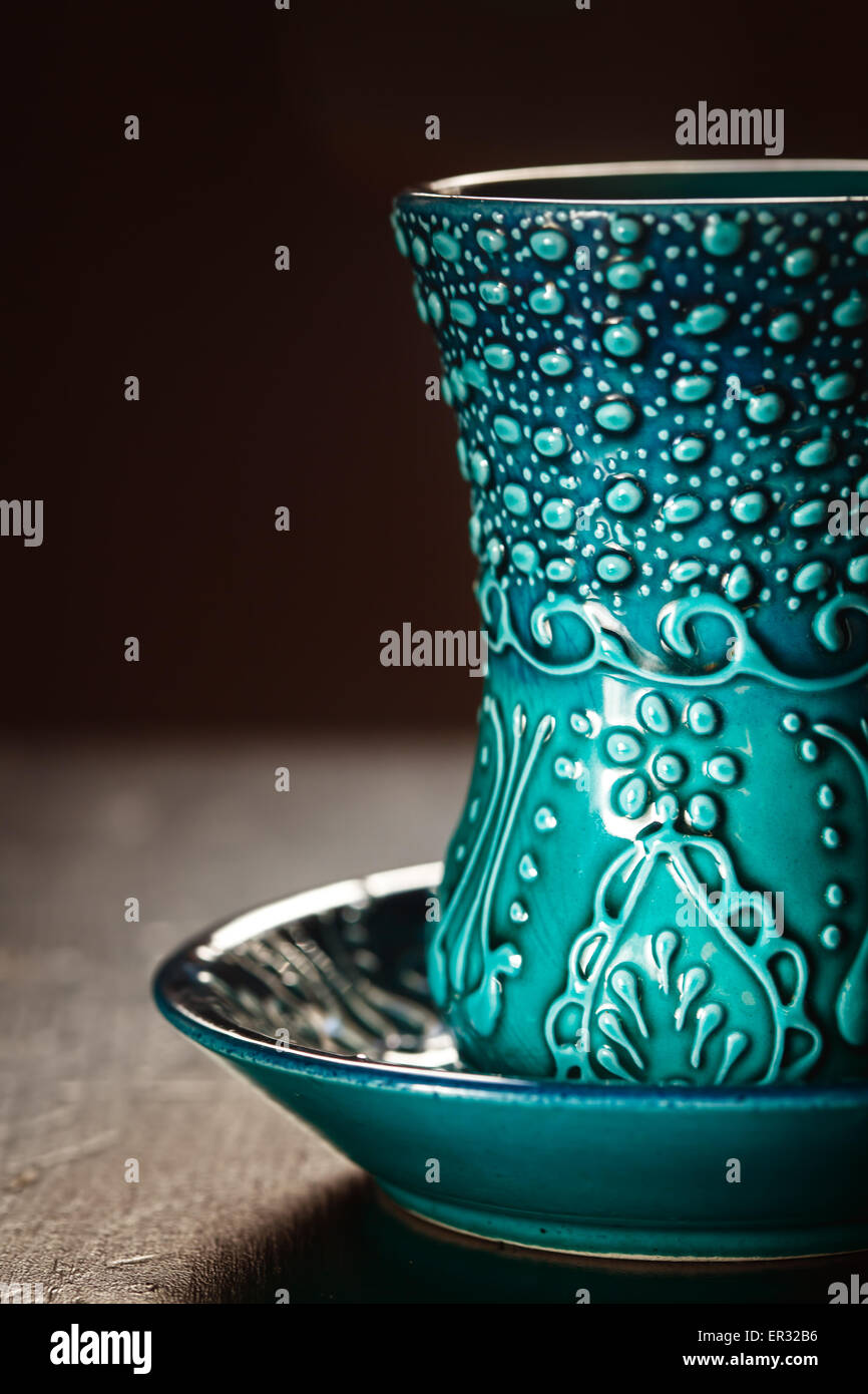 Tradizionale vetro turco per il tè vicino sul buio superficie di legno. Messa a fuoco selettiva. Foto Stock