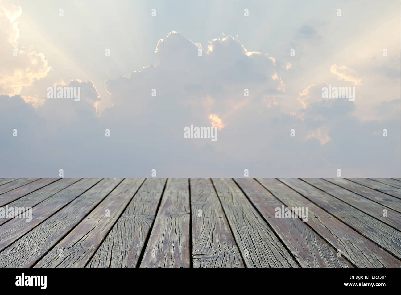 Pavimento in legno con bellissimi sunbeam su sky Foto Stock