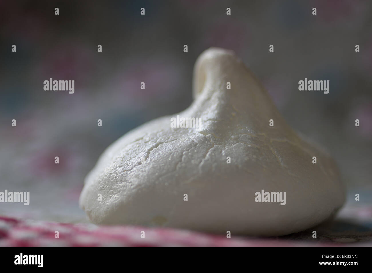 Un preparata di fresco di meringa su una bella tovaglia Foto Stock